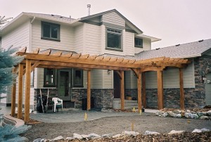 Timber frame entrance and trellis by Log and Timber Works Saskatchewan